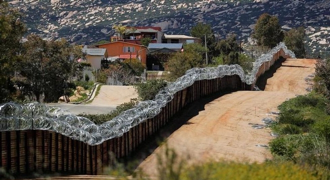 الجدار الحدودي مع المكسيك